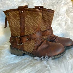 Roxy Hartford Brown Boots, new in box, size 6.5 US women